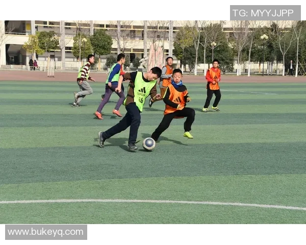 女孩与足球明星亲密合影展现青春活力与梦想追逐的美好瞬间